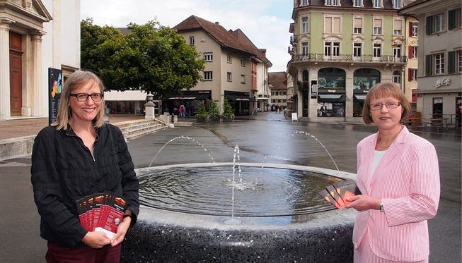 Mitte Oktober wird die Kirchgasse zur «Büchergasse»: Sandra Näf-Frei (links) und Doris Rauber; Frauen der ersten StadtLesen-Stunden.