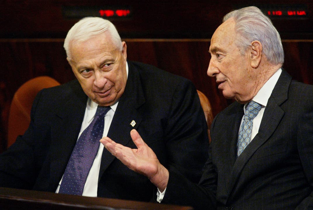 Sharon (links) mit Shimon Peres, dem heutigen Staatspräsidenten Israels auf einer Aufnahme von 2005.