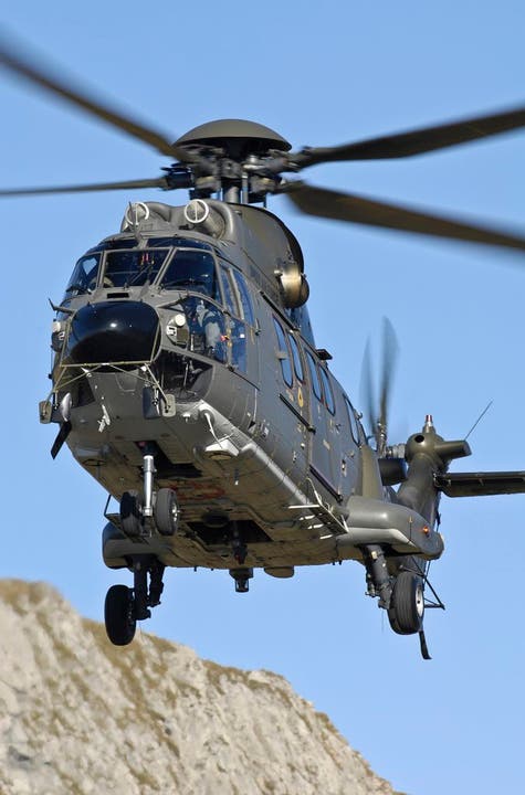22. Juni 1994 Bei einem Alpenrundflug stösst ein ziviler Bell-Jet-Ranger-Helikopter am Unteren Mönchsjoch im Berner Oberland mit einem Super-Puma der Armee zusammen. Ein britisches Ehepaar und ein Pilot sterben.