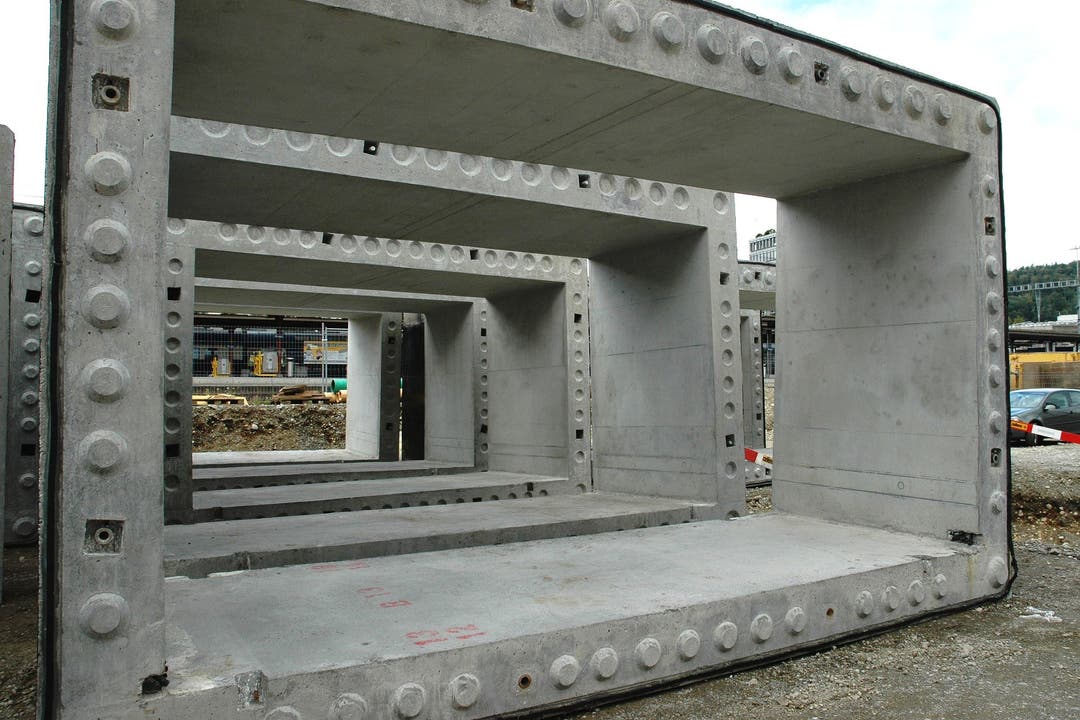 Am Bahnhof Brugg werden die Beton-Elemente verbaut