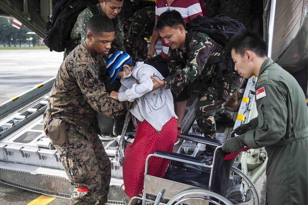US-Marines transportieren ein verletztes Kind.