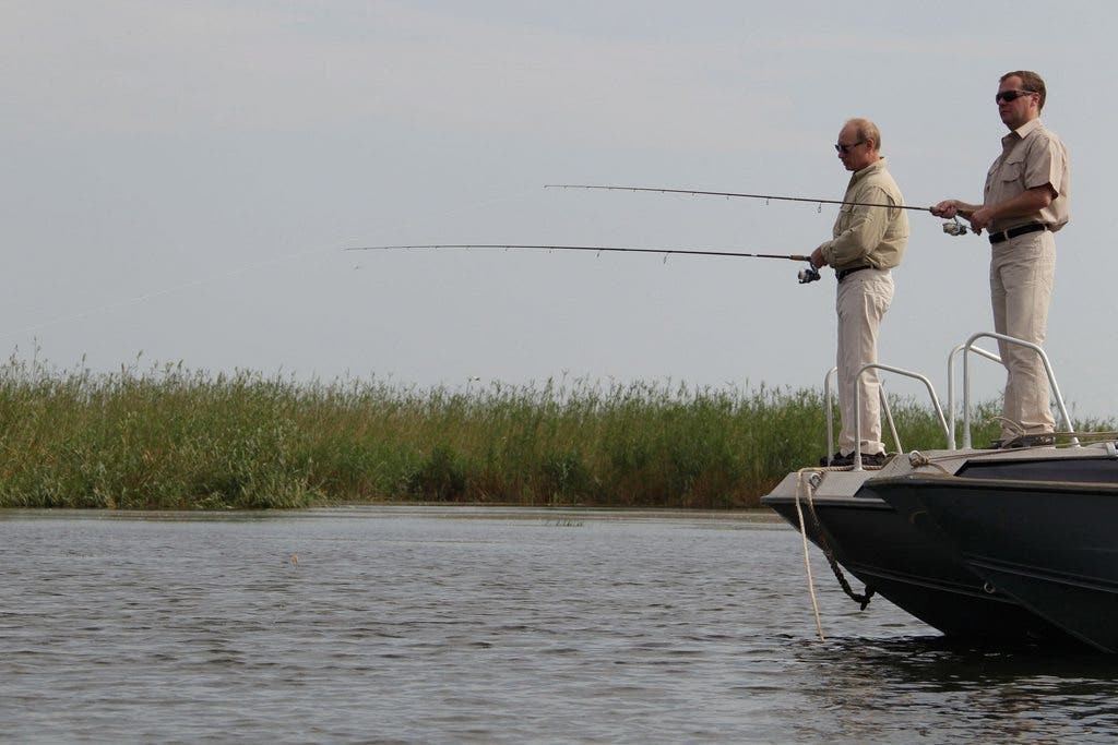Putin beim Fischen mit Kollege Medwedew