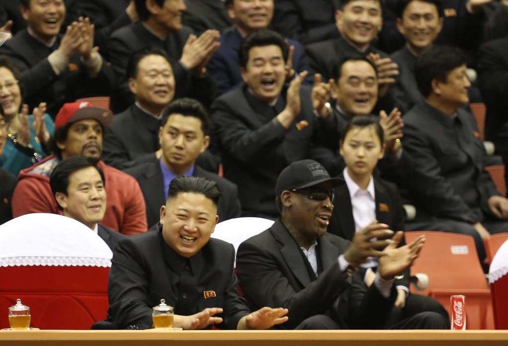 Kim und Rodman besuchen gemeinsam ein Basketballspiel - und hab jede Menge Spass (Feb. 2013)