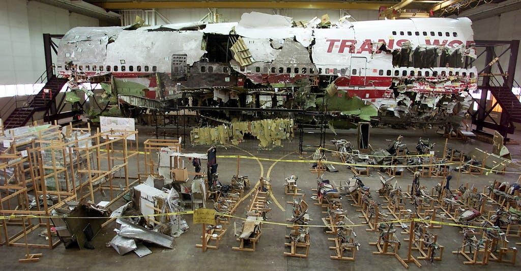Trans World Airline 800: Nach vier Jahren andauernden Ermittlungen wurde offiziell ein Kurzschluss als Absturzursache genannt. Das Gerücht, eine Rakete der amerikanischen Marine habe das Flugzeug abgeschossen, hielt sich jedoch hartnäckig.