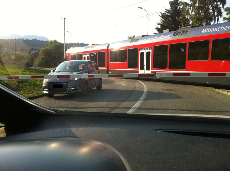 Das «Bipperlisi» zieht vorbei - und beide Autos stehen auf falschen Seite der Bahnschranke.
