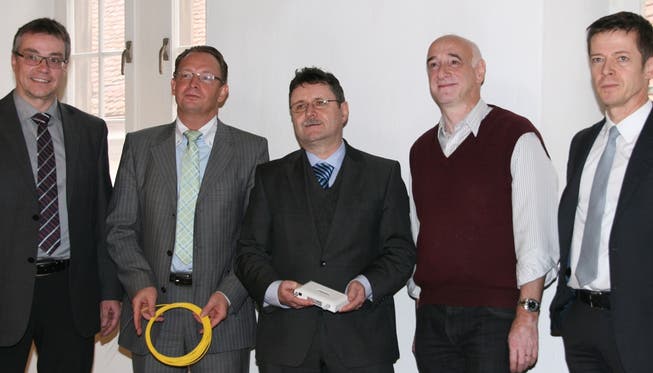 Von links: Christoph Umbricht (Regionalwerke), Roger Heggli (Swiss4net), Johann Widmer, Baden Fiber Networks AG, Toni Laube (Gemeinde Ennetbaden) und Thomas Lütolf (Stadt Baden). -rr-