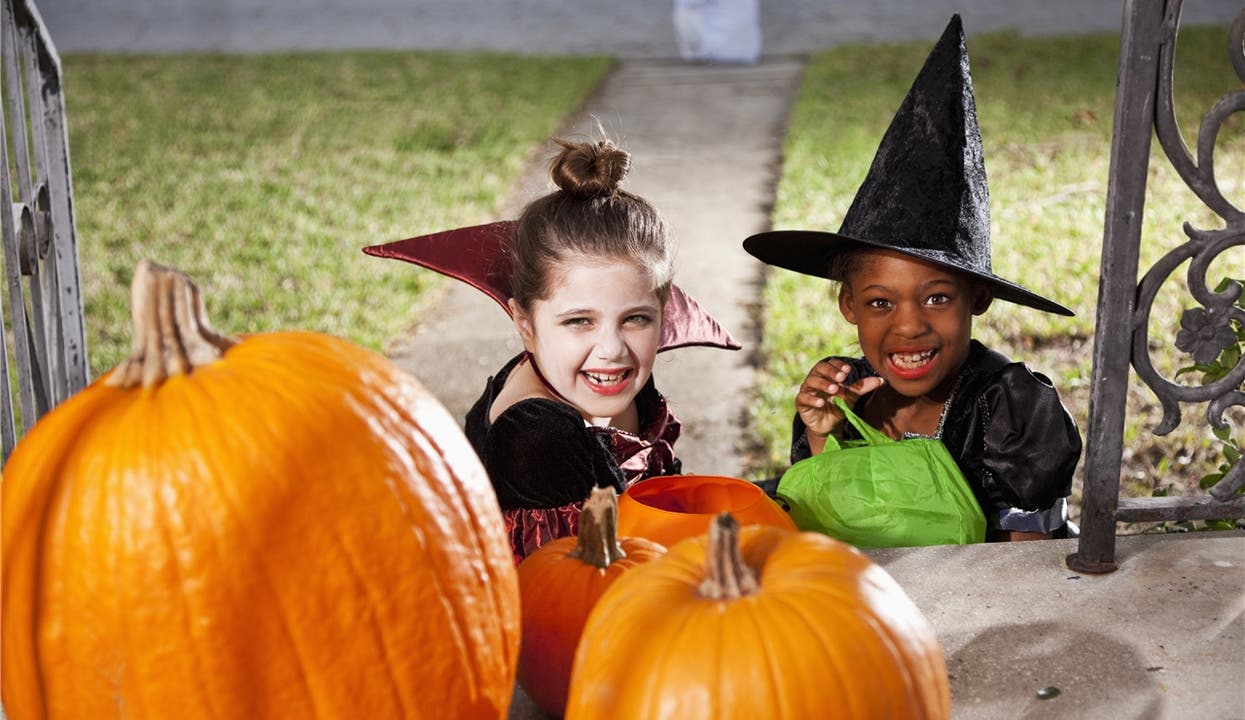 Am Abend des 31. Oktober klingeln Halloween-verkleidete Kinder an den Haustüren und bitten um Süsses.Istock Photo
