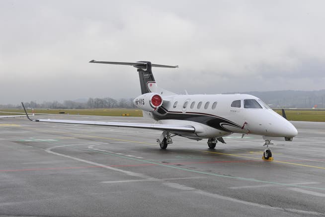 Der Jet der Satu Aviation AG mit der Immatrikulation HB-VYS steht auf dem Flughafen Grenchen.