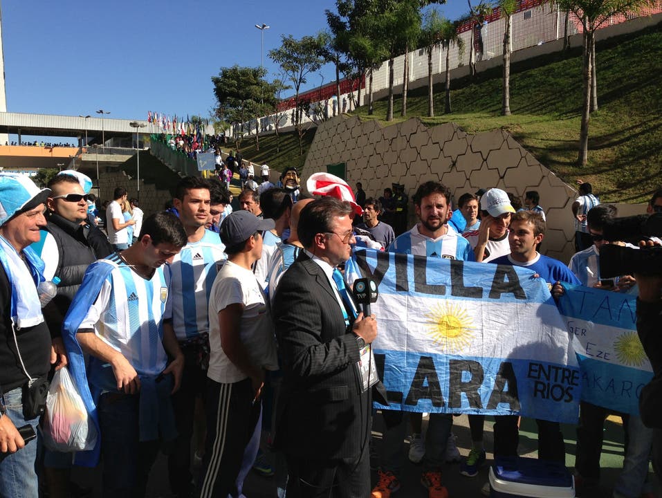 Argentinische Fans machen Stimmung bei einer Liveübertragung des argentinischen Staatsfernsehens.