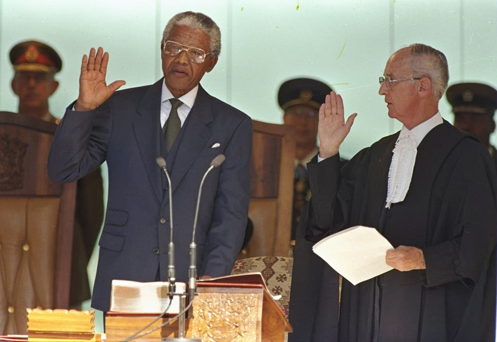 Mandela 1994 bei der Amtsübernahme als erster schwarzer Präsident Südafrikas