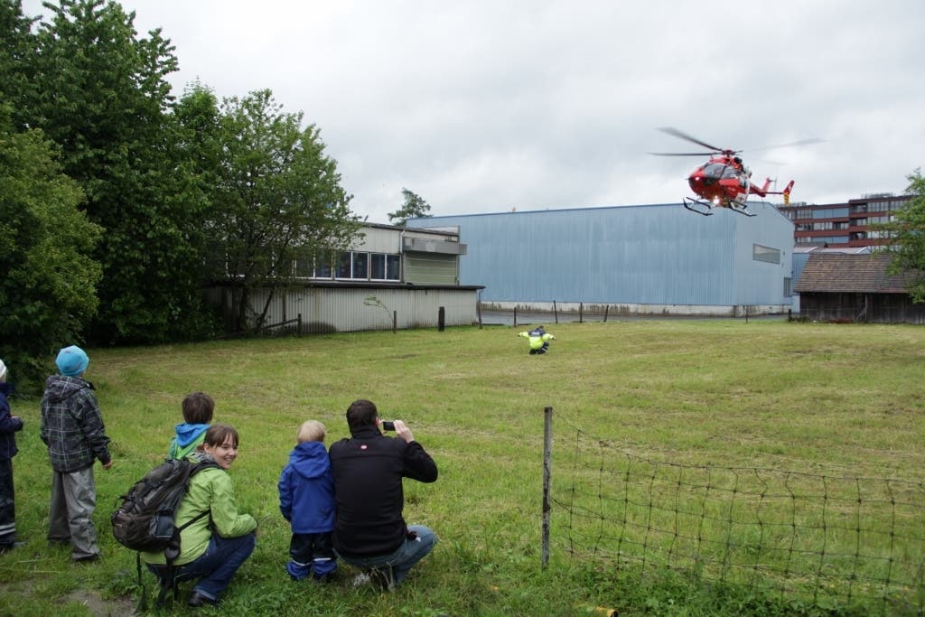 Bei der Landung des Rega-Helikopters bestaunten die Besucher diesen aus sicherer Entfernung