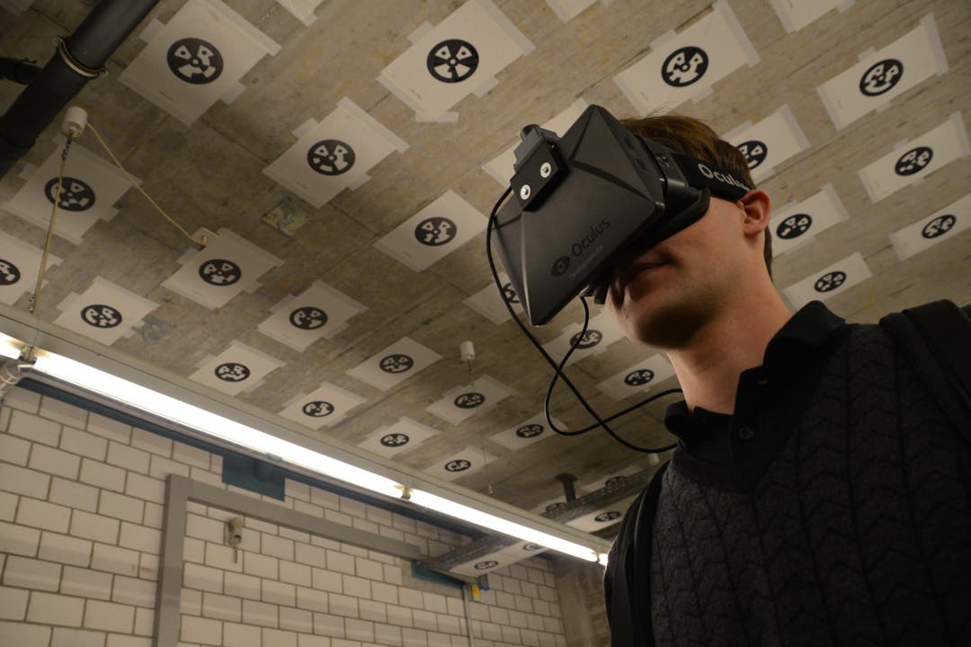 ETH Zürich testet neue Technologie, die das echte Gehen in virtuellen Räumen per Head-Display ermöglicht.