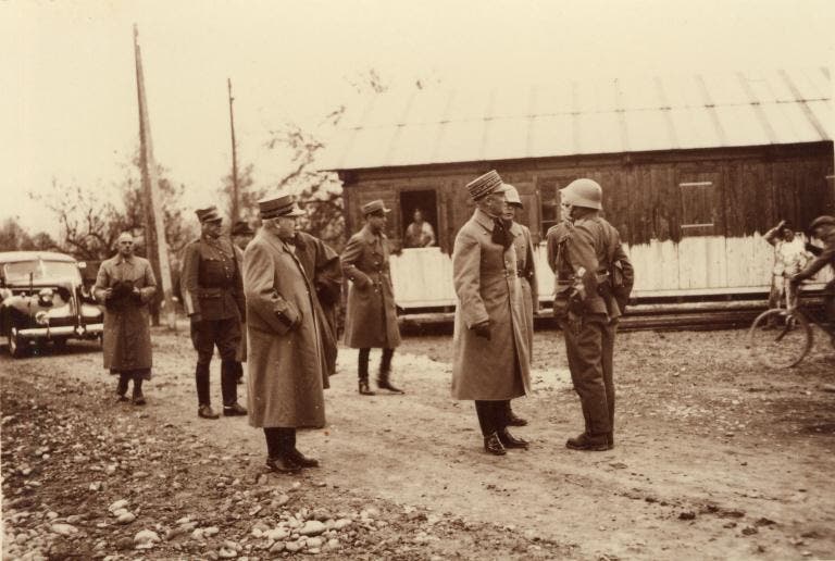 General Henri Guisan und andere Offiziere besuchen das Interniertenlager im Häftli, der Feldweibel (r