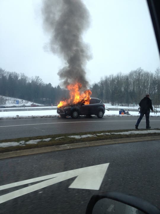 Ein Ford brennt auf der Autobahnausfahrt Baden-Dättwil aus.