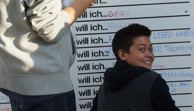 Jugendliche notieren ihre Wünsche auf den Tafeln.Ursula Burgherr