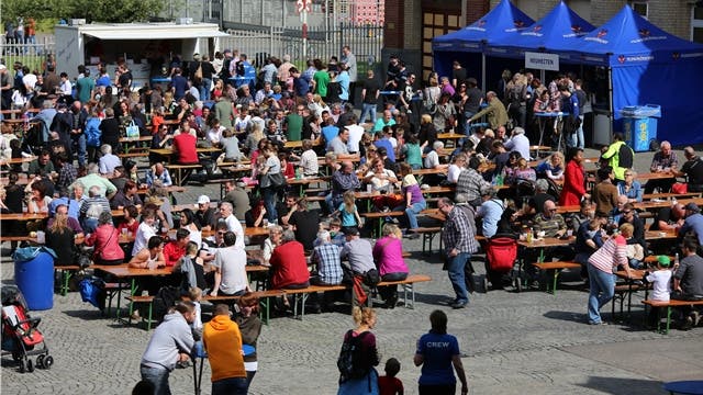 Viel Volk auf dem Schalanderplatz bei der Brauerei Feldschlösschen in Rheinfelden am Tag des Schweizer Biers. – Foto: pd