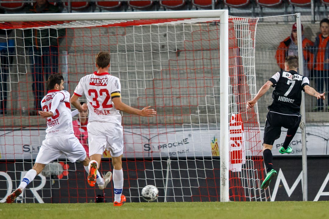 Stephan Andrist schiesst das 0:1 - Beg Ferati vom FC Sion hat das Nachsehen.
