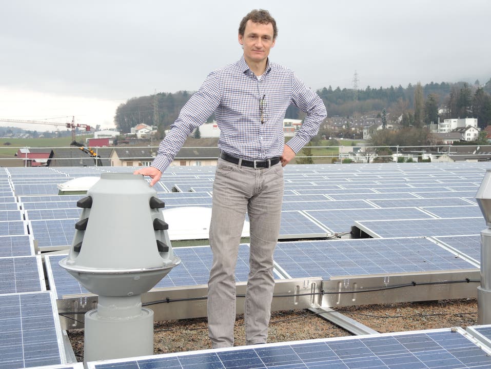 Michael Eser,Geschäftsführer der Pacovis AG, zeigt die Solarpannels auf dem Dach.