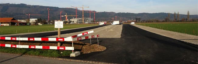 Dieser provisorische Parkplatz in Stein wurde für Bauarbeiter des Novartis-Neubaus eingerichtet, und sobald der Innenausbau beginnt, wird er von mehr Fahrzeugen genutzt. chr