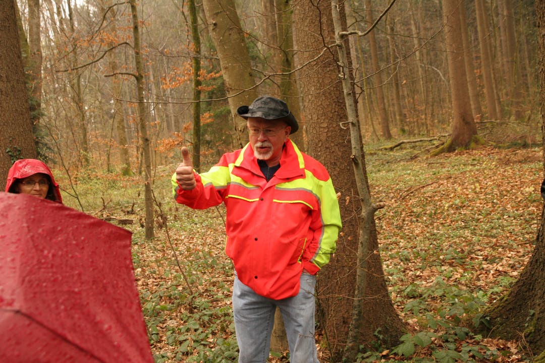 140322_0032.jpg Hansruedi Kolar erläutert, dass der Waldeigentümer nicht nur Holzrechte, sondern auch Pflichten hat. Der Unterhalt der Waldstrassen ist ein Kostenpunkt. Der Waldspaziergänger geniesst sie gratis.