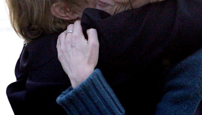 Eine der Frauen umarmte jeweils das Opfer und nahm ihm die Halskette ab (Symbolbild)