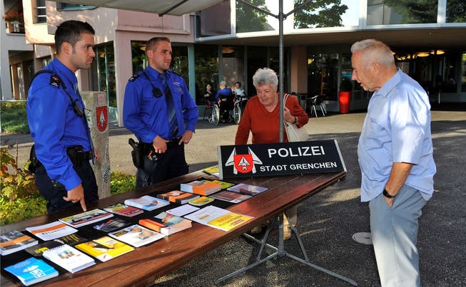 Die Stadtpolizei suchte diese Woche das Gespräch mit der Bevölkerung. Hier der Informationsstand am Mittwoch beim Alterszentrum amWeinberg.