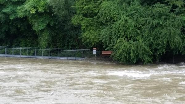 Ein Twitter-User schreibt uns: «Knapp vor der Überschwemmung. Flussuferweg in Baden.»