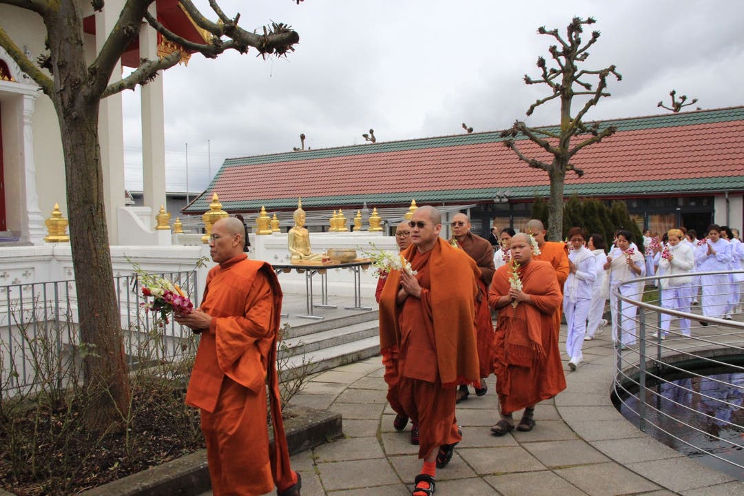 Die Mönche und die Gäste umrunden den Tempel