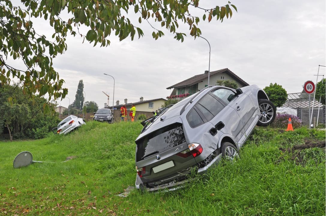 Kollision zwischen drei Autos fordert in Boswil zwei Verletzte.