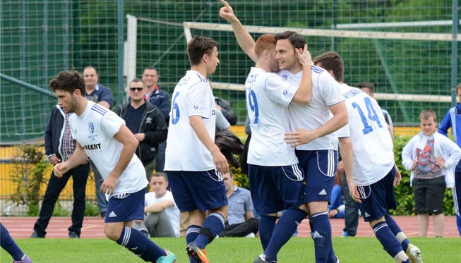 FC Reinach bejubelt den Treffer von Nicolas Maissen (gestreckter Arm) im Basler Cupfinal gegen Dardania.Zinke