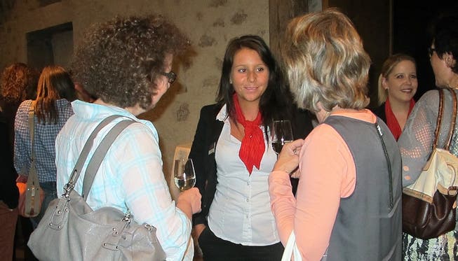 Die Co-Organisatorin der Veranstaltung, Anja Dinkel von der Raiffeisenbank Böttstein, mischt sich unter die Besucherinnen. Fotos: Britta Gfeller