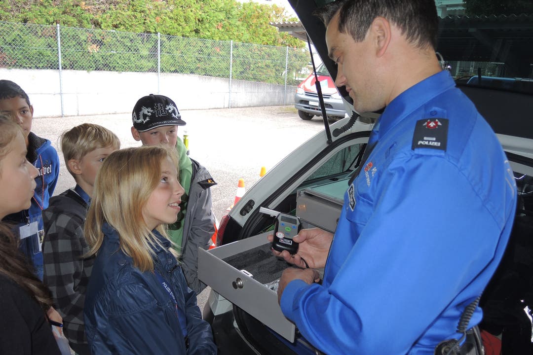 Grenchner Ferienpass-Kinder besuchen die Polizei