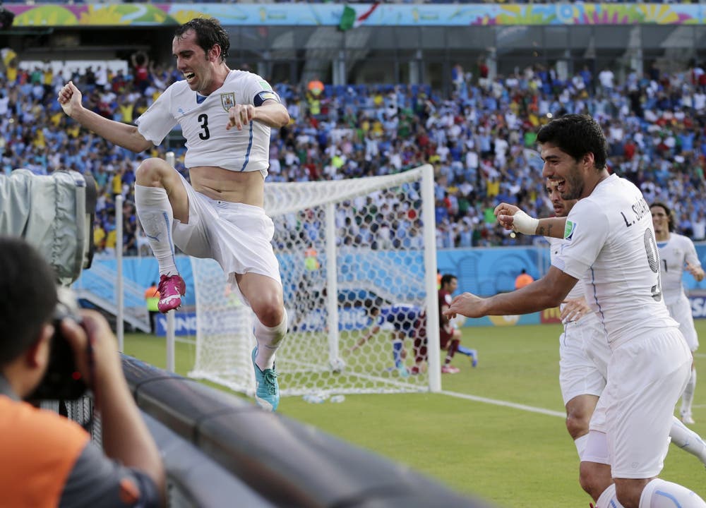 Tor für Uruguay! Godin trifft mit dem Kopf zum 1:0 und lässt sich feiern