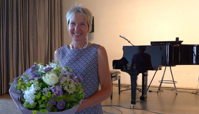 Irène Schori wurde mit einem Blumenstrauss geehrt.