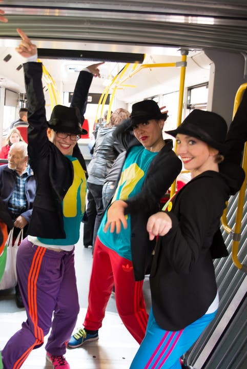 Eine zeitgenössische jazzige Choreographie wird im Bus präsentiert