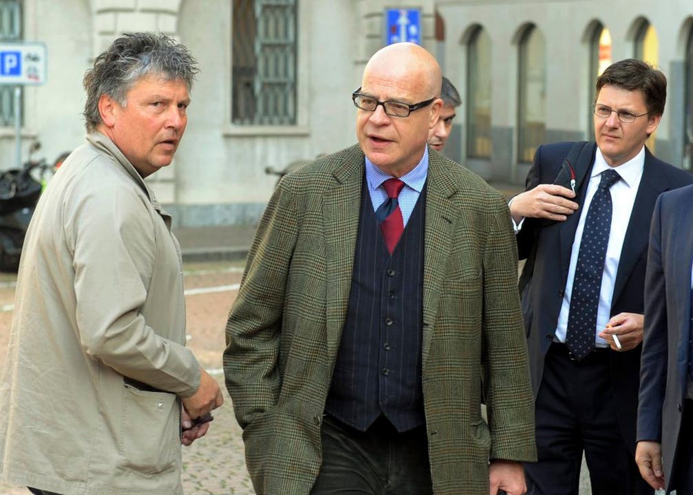 Bellinzona-Praesident Gabriele Giulini erscheint mit seinem Anwalt Emanuele Stauffer Trainer Martin Andermatt ist auch da