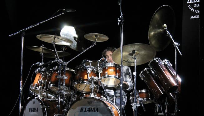 Simon Phillips bei der Demonstation seines Könnens an einem grossen Schlagzeug-Set in Wegenstetten.