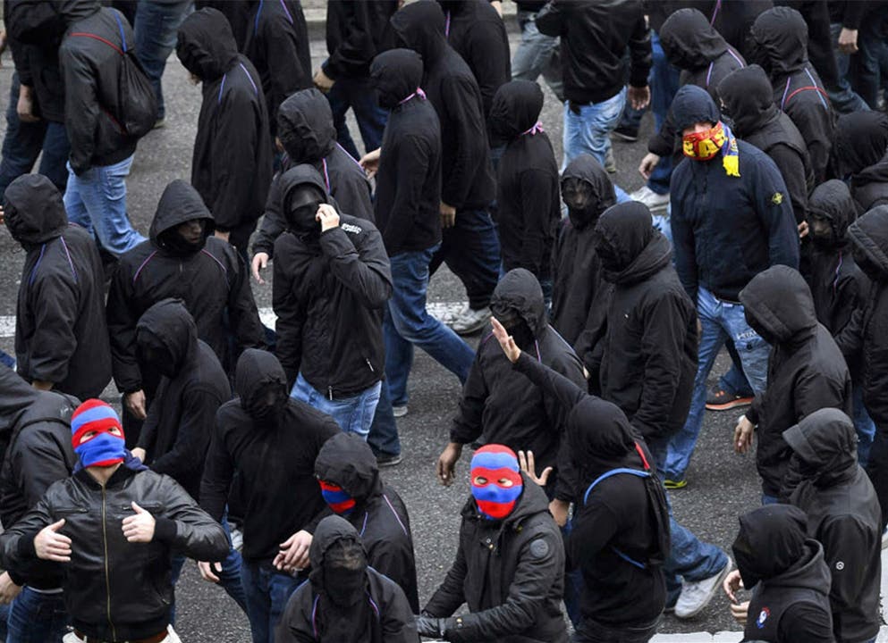 FCB-Hooligans vor dem Stadion