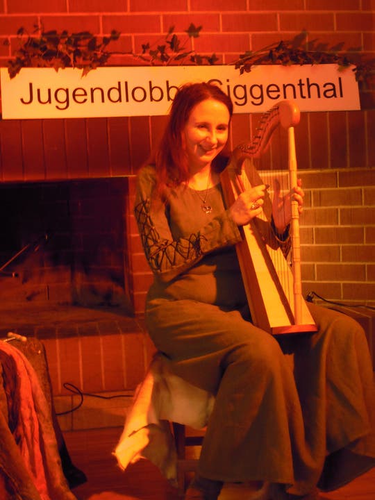 Märchen im Zauberwald mit Iris Meyer Iris Meyer beim Harfenspiel zwischen den Geschichten.