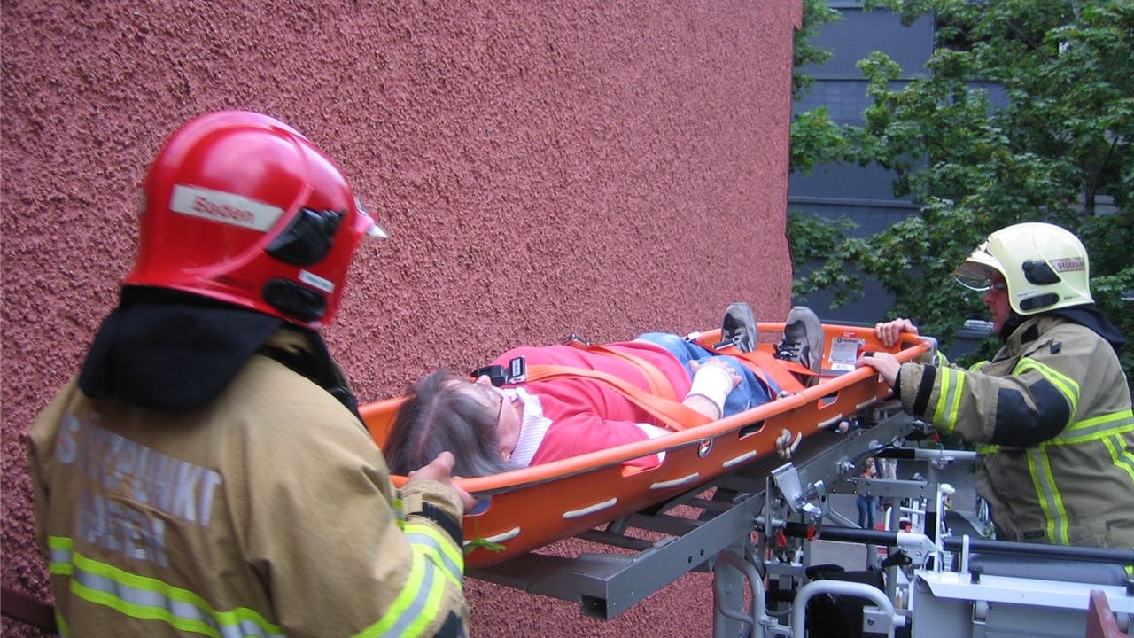 Eine gehbehinderte Frau wird über die Autodrehleiter aus dem zweiten Stock «gerettet».