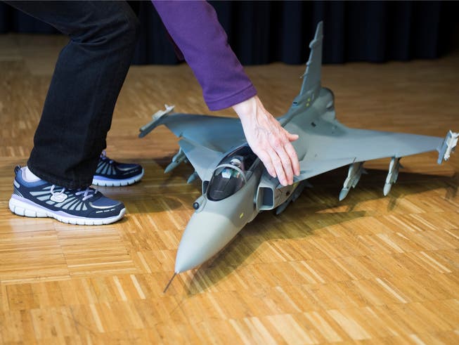 Das Modell eines Gripen-Kampfflugzeuges während einer Abstimmungsveranstaltung in Ennetbürgen. KEY