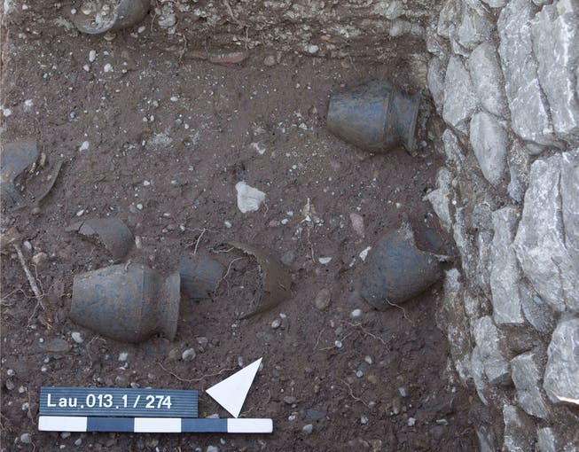 In der Kellerverfüllung fanden die Archäologen zahlreiche Keramikgefässe.Kantonsarchäologie Aargau