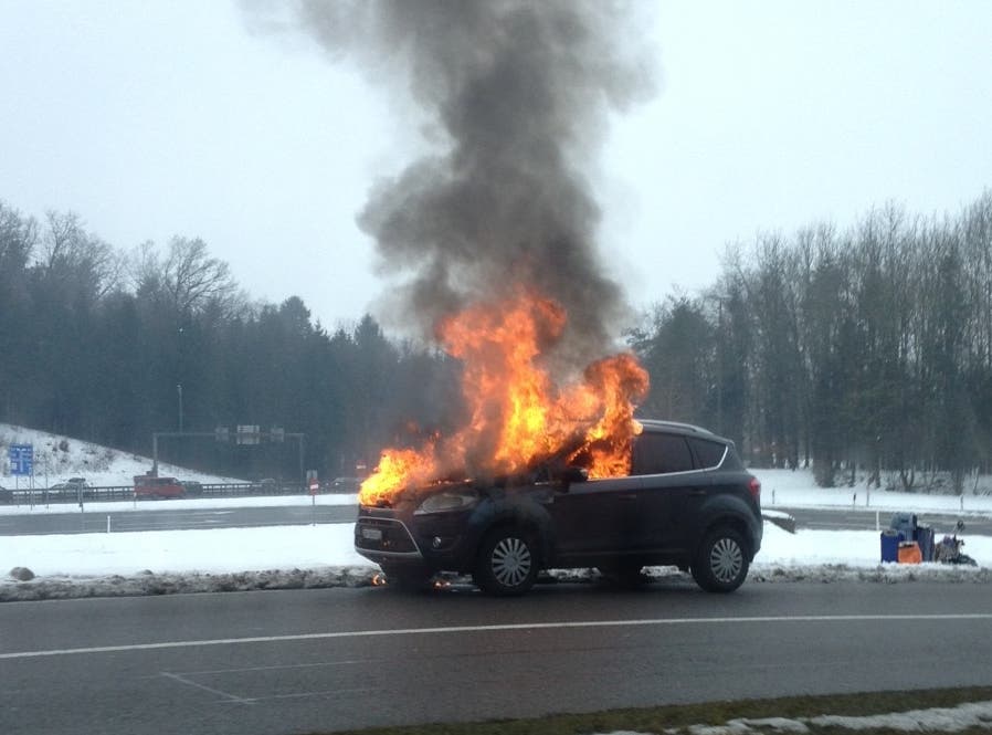 Auto brennt aus.