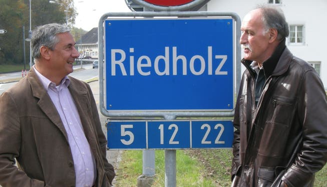 Kurz vor der Heirat: Im Oktober 2010, zwei Monate vor der Fusion, trafen sich Jürg Tucci (l.), damals Gemeindepräsident von Niederwil, und Peter Kohler, damals Gemeindepräsident von Riedholz. Archiv