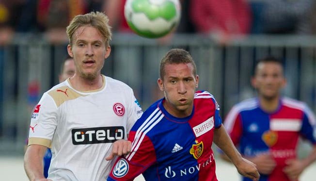Der Nachwuchsspieler des FC Basel Veljko Simic (2.v.l.) erhält keine Aufenthalts- und Arbeitsbewilligung in der Schweiz.