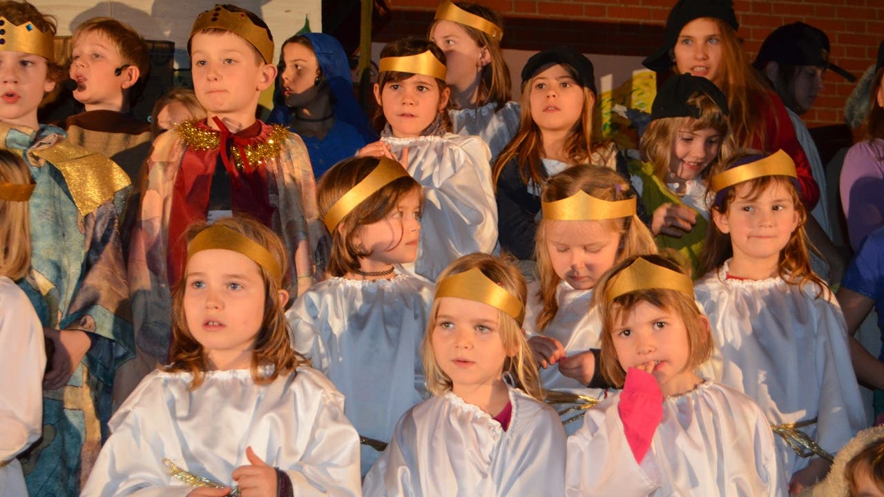 60 Kinder üben für das Krippenspiel der Reformierten Kirche Unterentfelden.