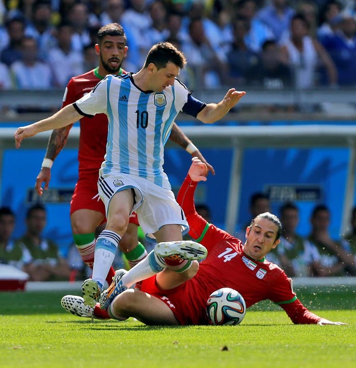 Andranik Teymourian verteidigt gegen Messi