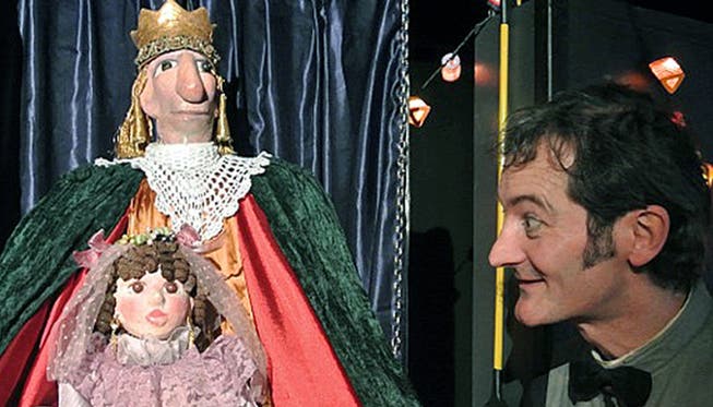 Der Schauspieler Christian Strässle mit dem König von Kartonien und der kleinen Prinzessin.