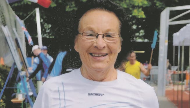 «Oma Marita» Schulz am letztjährigen 12-Stunden-Lauf in Basel, wo sie sich an der Schweizer Meisterschaft den dritten Rang holte. zvg
