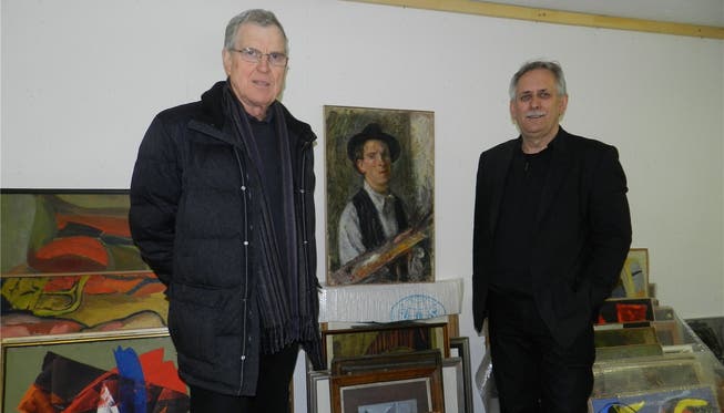Luca Montanarini, Präsident der Montanarini-Isler-Stiftung (links), und Urs Müller, Mitglied der Kunstkommission Wohlen, vor einem Selbstbildnis von Luigi Montanarini aus dem Jahr 1931. (ba)